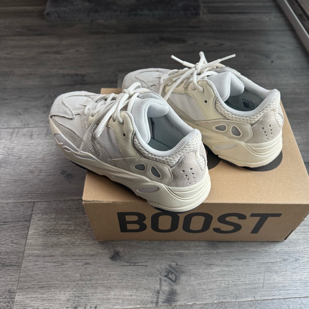 Yeezy Adidas Boost 700 Analog Color Men’s Size 7 - Picture 4 of 7
